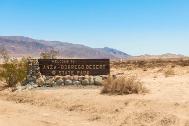 Kaliforniya, ABD - 6 Ağustos 2025 Anza-Borrego Çölü Eyalet Parkı girişinde bilgi işareti 