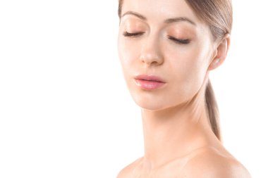 Kapalı gözlü, at kuyruklu güzel bir kadın yüzü. Yaklaş. Beyaz tenli, doğal makyajlı beyaz bir kadın portresi..