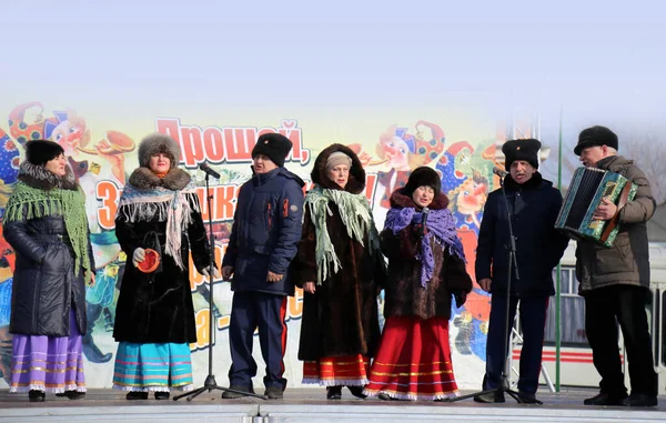 Geleneksel Rus Kıyafetleriyle Ulusal Koro Winte Nin Sularını Kutluyor — Stok fotoğraf