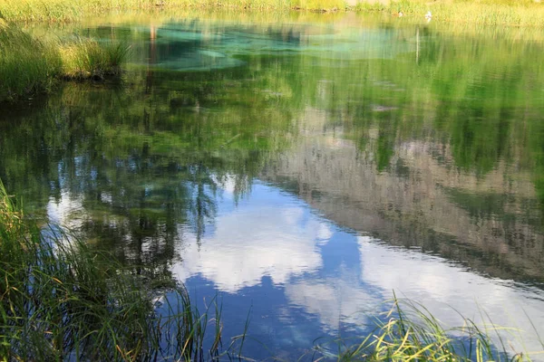 Hermoso Reflejo Árboles Nubes Una Tranquila Superficie Lisa Del Lago — Foto de Stock