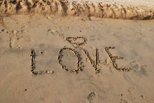 Palabra AMOR en arena mojada — Foto de Stock