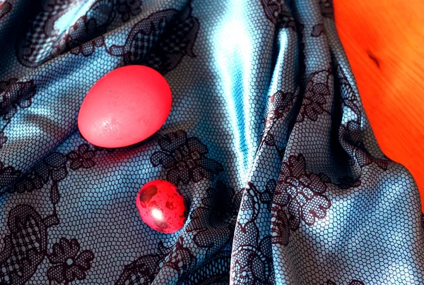 Pasangan dari telur yang berbeda warna merah — Stok Foto