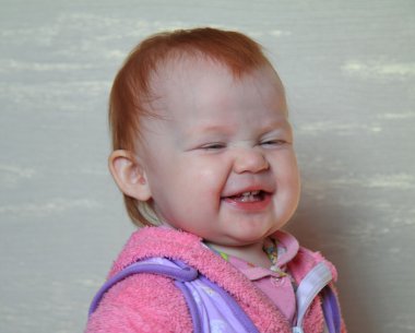 Çocuk gülümsüyor