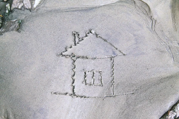 Afbeelding van een klein huis op zand — Stockfoto