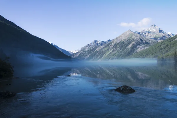 Morgennebel am See in den Bergen — Stockfoto