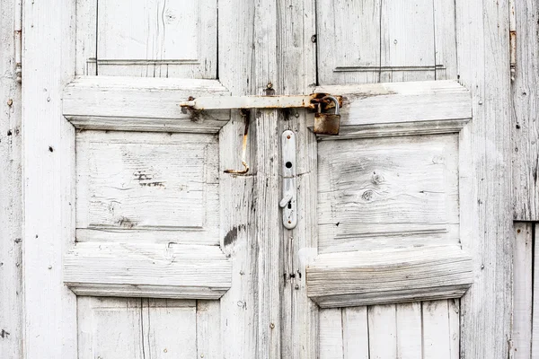 ahşap kapı kilitli