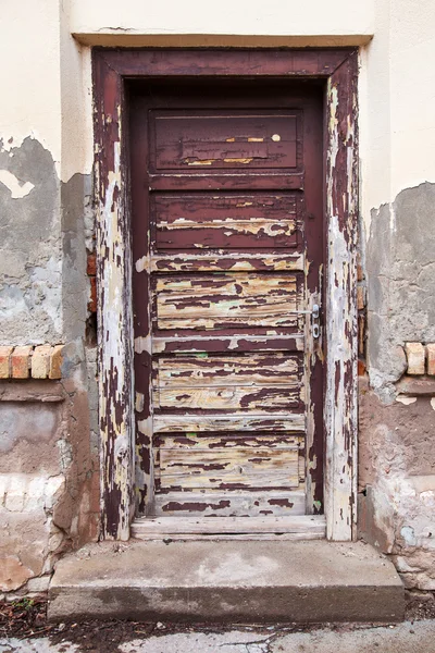 yıpranmış kahverengi kapı