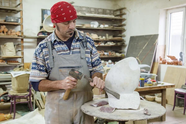 Sculptor carves marble — Stock Photo, Image