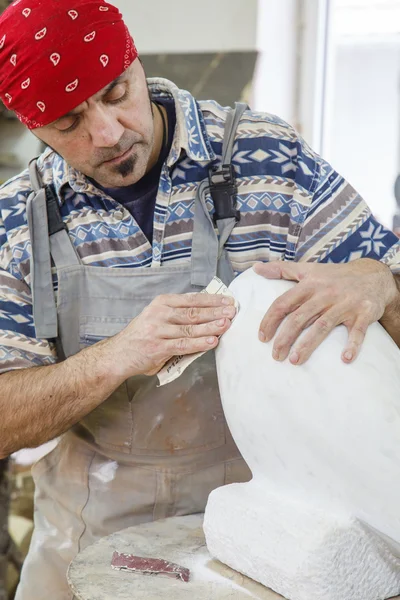 彫刻家は、白い大理石を磨く — ストック写真