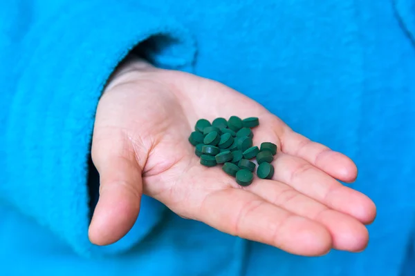 Spirulina tablet içinde belgili tanımlık palmiye 