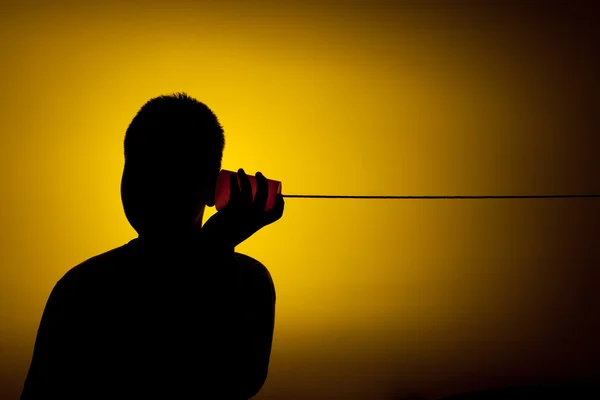 bir telefon plastik bardak tutan çocuk