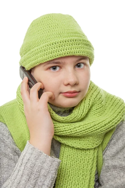 kap ve bir cep telefonu üzerinde konuşurken eşarp çocuk