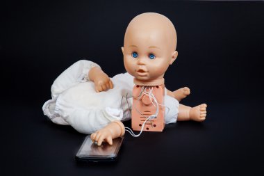 bir cep telefonu eliyle arızalı konuşan bebek