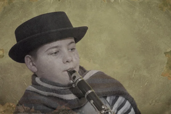 Genç klarnet oyuncu bir şapka ile