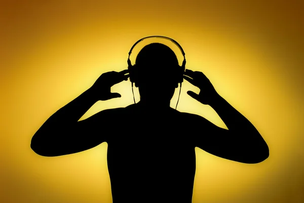 sarı arka plan önünde müzik dinlemek