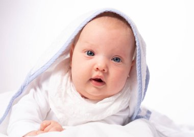 Güzel kız banyo yaptıktan sonra havlunun altında yatıyor.