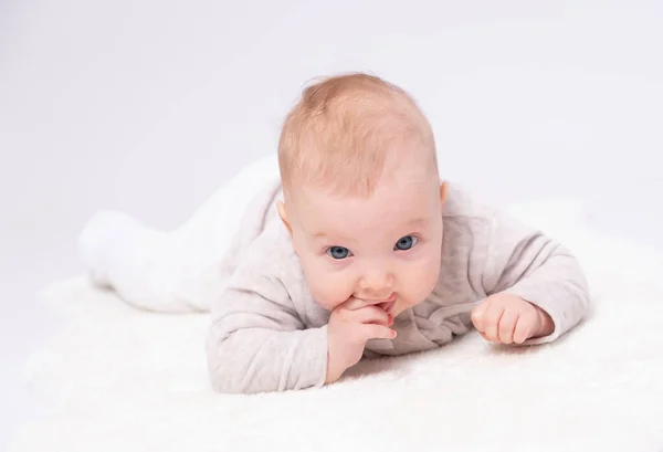 Очаровательный Малыш Лежит Полу Сосут Маленькие Пальцы Белый Фон — стоковое фото
