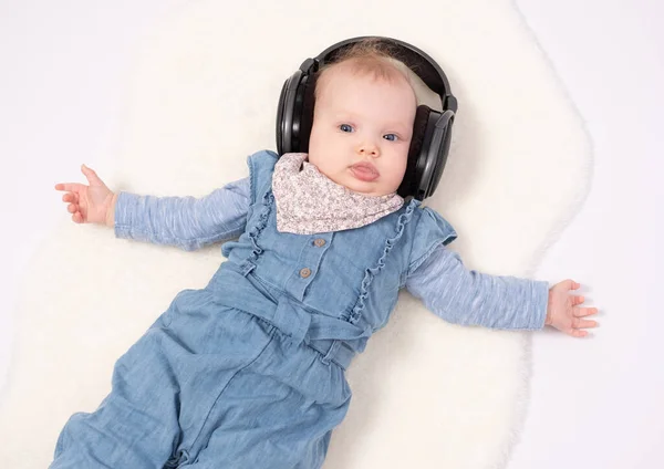 Encantadora Niña Está Tumbada Suelo Escuchando Música Usando Auriculares Fondo — Foto de Stock