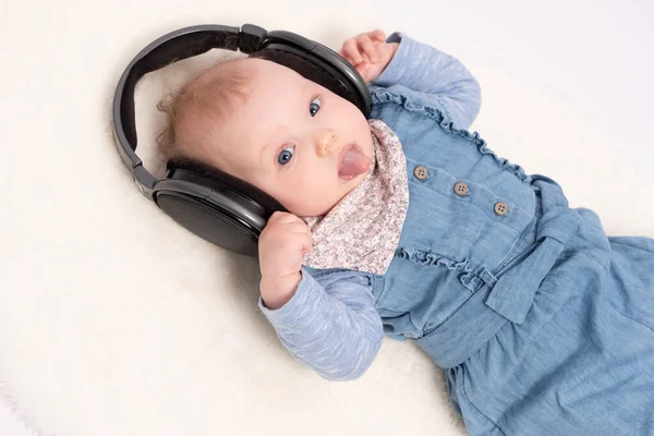 Encantadora Niña Está Tumbada Suelo Escuchando Música Usando Auriculares Fondo — Foto de Stock