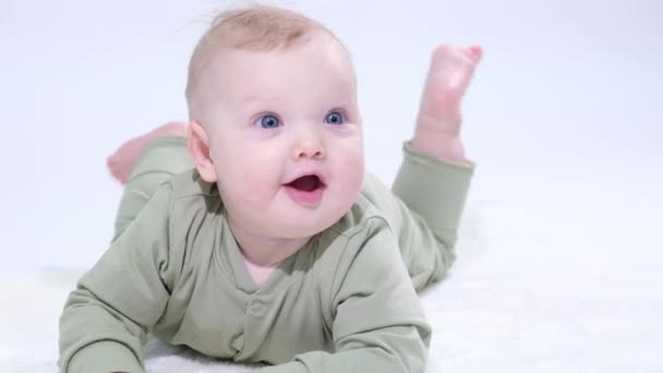 Charmantes Baby Mädchen Weißer Hintergrund — Stockvideo