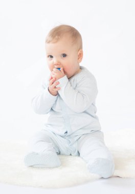 Güzel bebek / bebek oyuncakla oynuyor, beyaz arkaplan