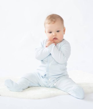 Sevimli düşünceli bebek, beyaz arkaplan