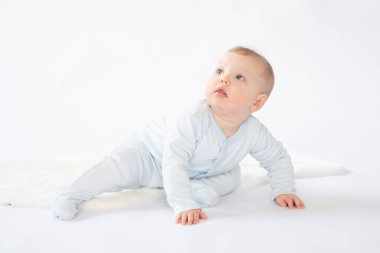 Büyüleyici bebek yukarı bakıyor, beyaz arkaplan