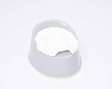 Beyaz arka planda çocuksu tuvaletler.