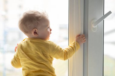 Bebek pencereden bakar.,