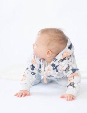 Büyüleyici bebek yukarı bakıyor, beyaz arkaplan