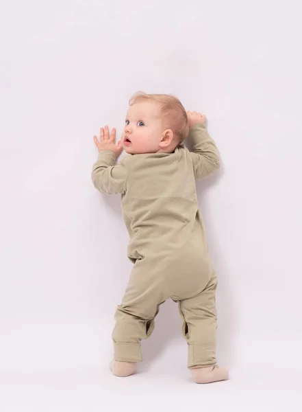 Bebé Está Tratando Conseguir Algo Fondo Blanco — Foto de Stock