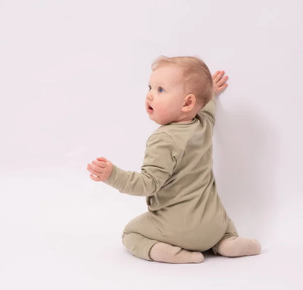 Adorable Bebé Sorprendido Por Algo Jugando Suelo Blanco — Foto de Stock