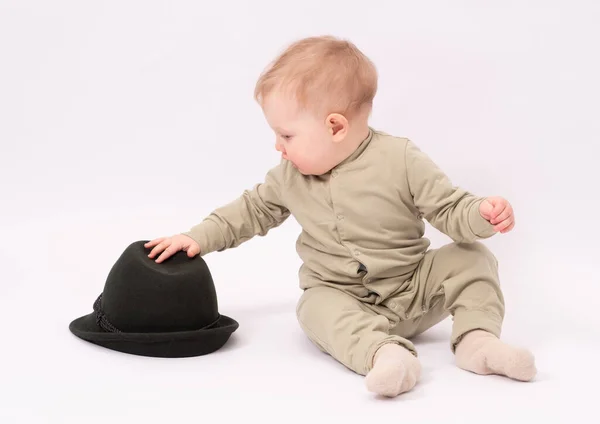 Encantador Bebé Quiere Saber Que Está Bajo Sombrero Fondo Blanco — Foto de Stock