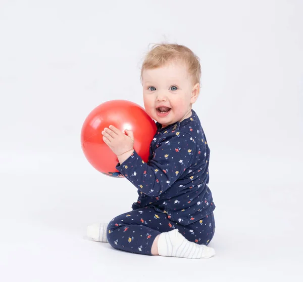 Encantador Bebé Sonriente Sostiene Una Bola Roja Sobre Fondo Blanco — Foto de Stock