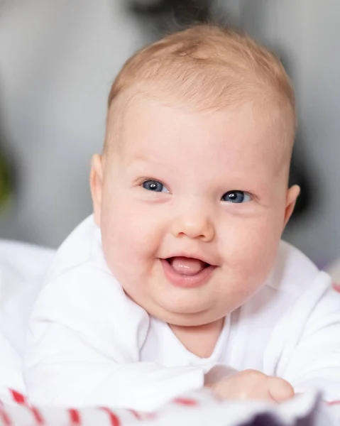 Retrato Bebé Sonriente Recién Nacido Aspecto Modesto — Foto de Stock