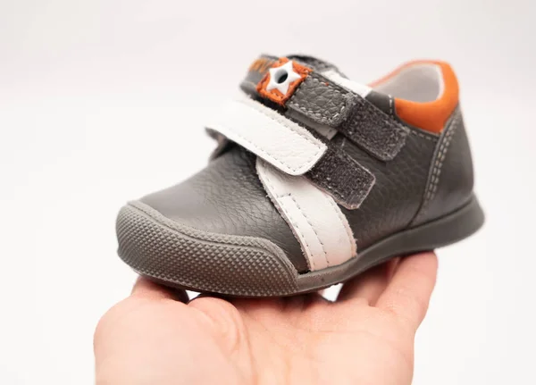 Primeros Zapatos Bebé Mano Padre Fondo Blanco —  Fotos de Stock