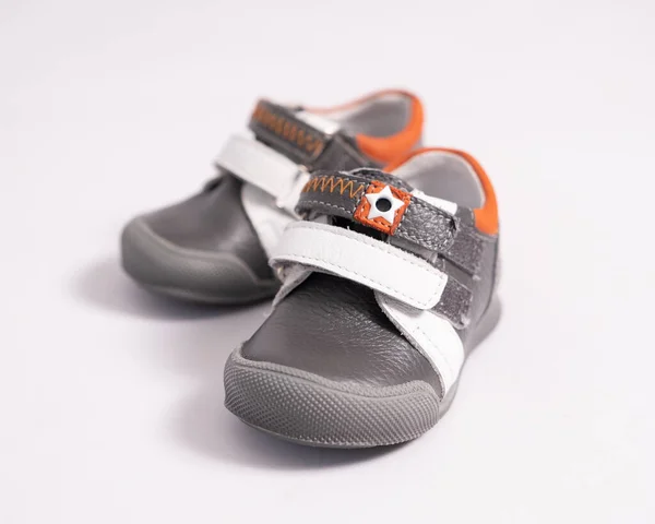 Primeros Zapatos Bebé Sobre Fondo Blanco —  Fotos de Stock