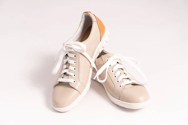 Zapatillas Cómodas Hechas Cuero Genuino Beige Fondo Blanco —  Fotos de Stock