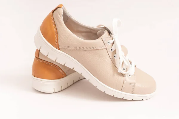 Zapatillas Cómodas Hechas Cuero Genuino Beige Fondo Blanco —  Fotos de Stock