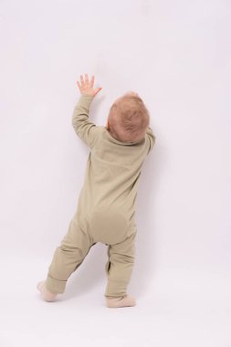 Bebek beyaz bir arka plan elde etmeye çalışıyor.