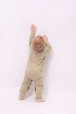 Bebek beyaz bir arka plan elde etmeye çalışıyor.