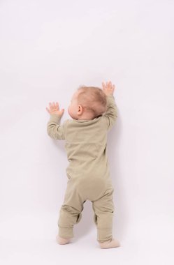 Bebek beyaz bir arka plan elde etmeye çalışıyor.
