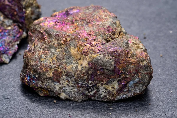 Calcopirita Piritas Cobre Piedra Sobre Fondo Oscuro — Foto de Stock