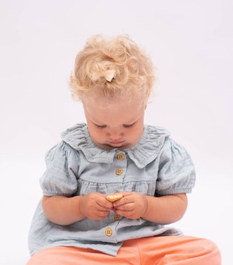 Çekici bir kızın beyaz bir geçmişi var.