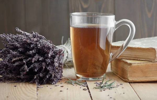 Lavendel Kräutertee Einer Glasschale Mit Lavendelbouquet Und Kräuterblättern Der Nähe — Stockfoto