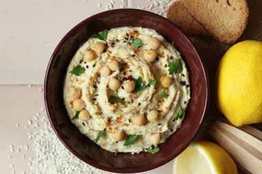 Humus - geleneksel yahudi ve Lübnan mutfağı, düz konum, yukarıdan bakıldığında, yakın çekim, humus vejetaryen ve vejetaryen sağlıklı bir baklagil yiyeceğidir.