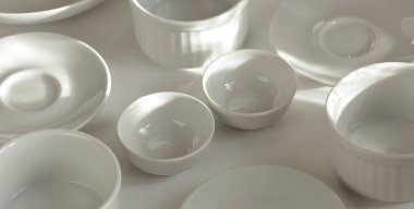 Beyaz zemin üzerinde minimalist tabak ve tabak beyazı desen, masa düzeninin tasarım arka plan dokusu, modern sanat tasarımı konsepti