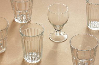 Bej ve kahverengi zemin üzerinde boş vintage bardakların minimalist monokrom geometrik düzenlenmesi, izometrik tasarım deseni, fotokopi alanı, soyut modern sanat tasarımı konsepti