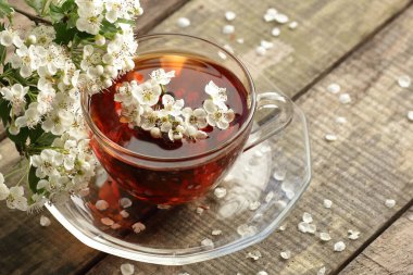 Ağaç zemin üzerinde çiçek tomurcukları olan bahar çiçekli Hawthorn bahar çayı, yakın plan, kopyalama alanı, dikey, bitkisel çaylar ve doğal tıp konsepti