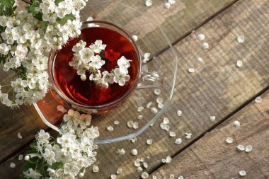 Ağaç zemin üzerinde çiçek tomurcukları olan bahar çiçekli Hawthorn bahar çayı, yakın plan, kopyalama alanı, dikey, bitkisel çaylar ve doğal tıp konsepti